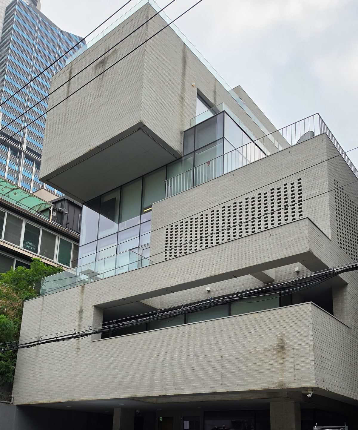 서울 강남 도심 빌딩 외관 — 토탈 CCTV 시공 현장